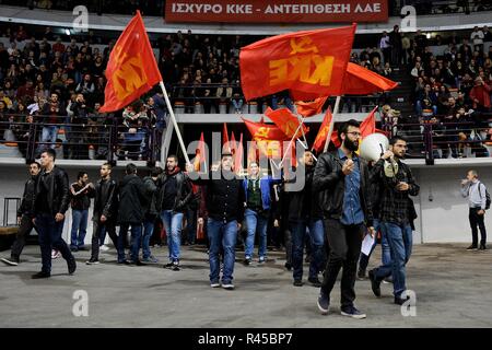 La Grèce. 25Th Nov, 2018. Les partisans du Parti communiste vu avec des drapeaux d'arriver à l'événement d'anniversaire 100 ans du Parti communiste de Grèce, dans le stade de la paix et d'amitié, Neo Faliro. Credit : Giorgos Zachos SOPA/Images/ZUMA/Alamy Fil Live News Banque D'Images