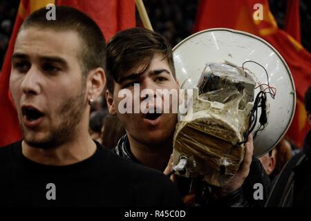 La Grèce. 25Th Nov, 2018. Un partisan du Parti communiste vu avec un énorme mégaphone chanter pendant l'événement d'anniversaire 100 ans du Parti communiste de Grèce, dans le stade de la paix et d'amitié, Neo Faliro. Credit : Giorgos Zachos SOPA/Images/ZUMA/Alamy Fil Live News Banque D'Images