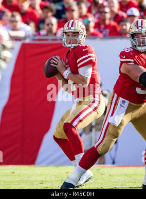 Tampa, Floride, USA. 25Th Nov, 2018. San Francisco 49ers quarterback Nick Mullens (4) recherche d'un récepteur dans le 3e trimestre au cours du match entre les San Francisco 49ers et les Tampa Bay Buccaneers chez Raymond James Stadium de Tampa, Floride. Del Mecum/CSM/Alamy Live News Banque D'Images