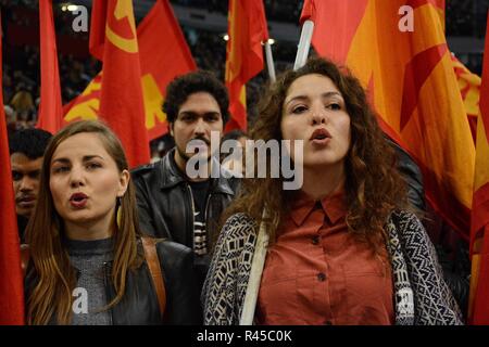 La Grèce. 25Th Nov, 2018. Les partisans du Parti communiste vu de drapeaux criant des slogans pendant l'événement d'anniversaire 100 ans du Parti communiste de Grèce, dans le stade de la paix et d'amitié, Neo Faliro. Credit : Giorgos Zachos SOPA/Images/ZUMA/Alamy Fil Live News Banque D'Images