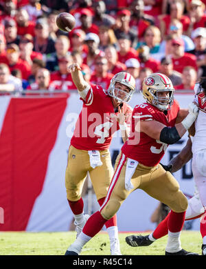 Tampa, Floride, USA. 25Th Nov, 2018. San Francisco 49ers quarterback Nick Mullens (4) throws a réussi la 3e trimestre au cours du match entre les San Francisco 49ers et les Tampa Bay Buccaneers chez Raymond James Stadium de Tampa, Floride. Del Mecum/CSM/Alamy Live News Banque D'Images