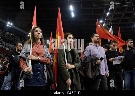 La Grèce. 25Th Nov, 2018. Les partisans du Parti communiste vu avec des drapeaux au cours de l'événement d'anniversaire 100 ans du Parti communiste de Grèce, dans le stade de la paix et d'amitié, Neo Faliro. Credit : Giorgos Zachos SOPA/Images/ZUMA/Alamy Fil Live News Banque D'Images