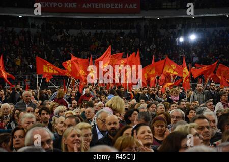 La Grèce. 25Th Nov, 2018. Les partisans du Parti communiste vu avec des drapeaux au cours de l'événement d'anniversaire 100 ans du Parti communiste de Grèce, dans le stade de la paix et d'amitié, Neo Faliro. Credit : Giorgos Zachos SOPA/Images/ZUMA/Alamy Fil Live News Banque D'Images