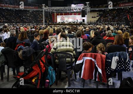 La Grèce. 25Th Nov, 2018. Les partisans du Parti communiste vu pendant l'événement d'anniversaire 100 ans du Parti communiste de Grèce, dans le stade de la paix et d'amitié, Neo Faliro. Credit : Giorgos Zachos SOPA/Images/ZUMA/Alamy Fil Live News Banque D'Images