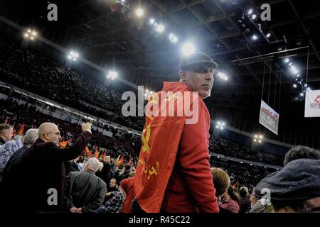 La Grèce. 25Th Nov, 2018. Un partisan du Parti communiste vu mettre sur un drapeau pendant l'événement d'anniversaire 100 ans du Parti communiste de Grèce, dans le stade de la paix et d'amitié, Neo Faliro. Credit : Giorgos Zachos SOPA/Images/ZUMA/Alamy Fil Live News Banque D'Images