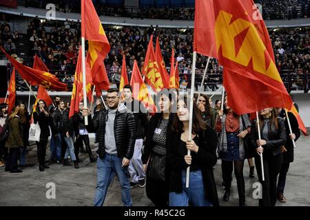 La Grèce. 25Th Nov, 2018. Les partisans du Parti communiste vu avec des drapeaux d'arriver à l'événement d'anniversaire 100 ans du Parti communiste de Grèce, dans le stade de la paix et d'amitié, Neo Faliro. Credit : Giorgos Zachos SOPA/Images/ZUMA/Alamy Fil Live News Banque D'Images