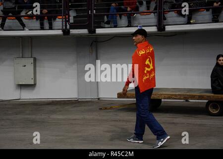 La Grèce. 25Th Nov, 2018. Un partisan du Parti communiste vu mettre sur un drapeau pendant l'événement d'anniversaire 100 ans du Parti communiste de Grèce, dans le stade de la paix et d'amitié, Neo Faliro. Credit : Giorgos Zachos SOPA/Images/ZUMA/Alamy Fil Live News Banque D'Images