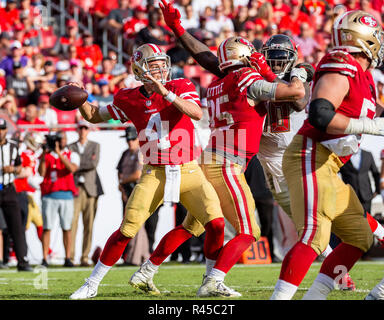 Tampa, Floride, USA. 25Th Nov, 2018. San Francisco 49ers quarterback Nick Mullens (4) throws a réussi la 4e trimestre au cours du match entre les San Francisco 49ers et les Tampa Bay Buccaneers chez Raymond James Stadium de Tampa, Floride. Del Mecum/CSM/Alamy Live News Banque D'Images