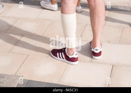 Abu Dhabi, EAU. 25 novembre 2018 - Circuit de Yas Marina, à Abu Dhabi, EAU : paire de chaussures Maron au dernier jour d'Abu Dhabi Grand Prix de Formule 1. Credit : Fahd Khan / Alamy Live News Banque D'Images