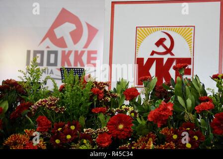 La Grèce. 25Th Nov, 2018. Fleurs vu pendant l'événement d'anniversaire 100 ans du Parti communiste de Grèce, dans le stade de la paix et d'amitié, Neo Faliro. Credit : Giorgos Zachos SOPA/Images/ZUMA/Alamy Fil Live News Banque D'Images