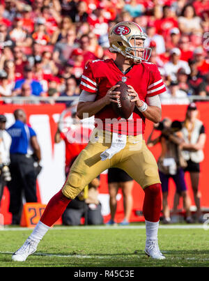 Tampa, Floride, USA. 25Th Nov, 2018. San Francisco 49ers quarterback Nick Mullens (4) recherche un récepteur ouvert pendant le jeu entre les San Francisco 49ers et les Tampa Bay Buccaneers chez Raymond James Stadium de Tampa, Floride. Del Mecum/CSM/Alamy Live News Banque D'Images