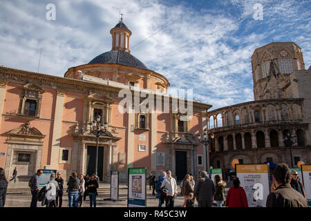 Valence, Espagne. 25 novembre 2018. Les touristes profiter de la fin de l'automne sunchine en espagnol ville de Valence . Le quartier historique central est toujours occupé près de la Cathédrale qui a été construite sur le site d'une mosquée au 13ème siècle : WansfordPhoto Crédit/Alamy Live News Banque D'Images