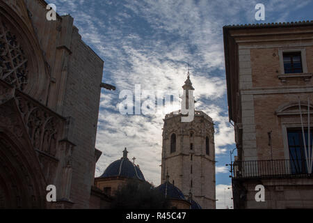 Valence, Espagne. 25 novembre 2018. Les touristes profiter de la fin de l'automne sunchine en espagnol ville de Valence . Le quartier historique central est toujours occupé près de la Cathédrale qui a été construite sur le site d'une mosquée au 13ème siècle : WansfordPhoto Crédit/Alamy Live News Banque D'Images