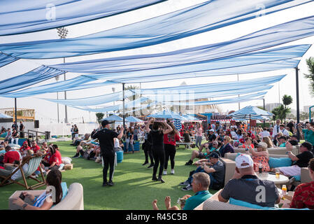 Abu Dhabi, EAU. 25 novembre 2018 - Circuit de Yas Marina, à Abu Dhabi, EAU : personnes appréciant et en dansant sur dernière journée d'Abu Dhabi Grand Prix de Formule 1. Credit : Fahd Khan / Alamy Live News Banque D'Images