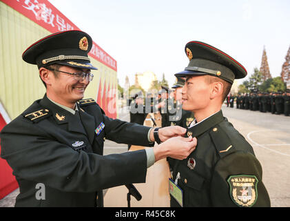 26 novembre 2018 - Shanghai, Shanghai, Chine - HuaiÃ¢â€™an, Chine-plus de 350 nouveaux soldats participent à la cérémonie d'investiture de Huai'an, à l'est ChinaÃ¢â€ Province de Jiangsu. Crédit : SIPA Asie/ZUMA/Alamy Fil Live News Banque D'Images