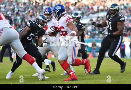 Philadelphie, Pennsylvanie, USA. 25Th Nov, 2018. Saquan Barkley (26) de la Nouvelle York énorme cherche runnung prix lors d'un match contre les Eagles de Philadelphie au Lincoln Financial Field le 25 novembre 2018 à Philadelphie, Pennsylvanie. Gregory Vasil/Cal Sport Media/Alamy Live News Banque D'Images