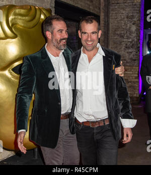 Londres, ANGLETERRE - 25 novembre : Le Dr van Tulleken Xand et Dr Chris van Tulleken assiste à la British Academy Children's Awards 2018 au Roundhouse le 25 novembre 2018 à Londres, en Angleterre. Crédit : Gary Mitchell, GMP Media/Alamy Live News Banque D'Images