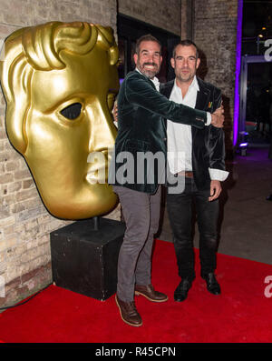 Londres, ANGLETERRE - 25 novembre : Le Dr van Tulleken Xand et Dr Chris van Tulleken assiste à la British Academy Children's Awards 2018 au Roundhouse le 25 novembre 2018 à Londres, en Angleterre. Crédit : Gary Mitchell, GMP Media/Alamy Live News Banque D'Images