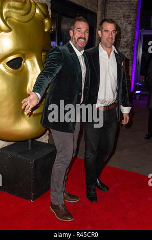 Londres, ANGLETERRE - 25 novembre : Le Dr van Tulleken Xand et Dr Chris van Tulleken assiste à la British Academy Children's Awards 2018 au Roundhouse le 25 novembre 2018 à Londres, en Angleterre. Crédit : Gary Mitchell, GMP Media/Alamy Live News Banque D'Images