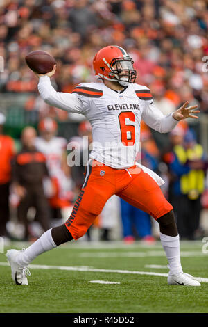 Cincinnati, OH, USA. 25Th Nov, 2018. Le quart-arrière des Cleveland Browns Baker Mayfield (6) tente une passe dans un match entre les Cleveland Browns et les Bengals de Cincinnati le 25 novembre 2018 au Stade Paul Brown à Cincinnati, OH. Adam Lacy/CSM/Alamy Live News Banque D'Images