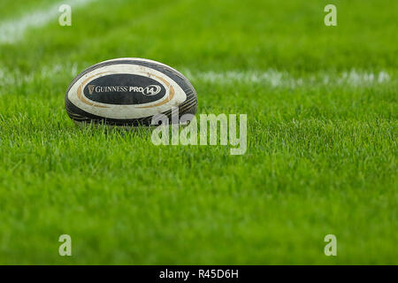 Parme, Italie. 25 novembre, 2018. PRO Guinness14 ball avant le match entre le Club de Rugby de zèbre et de Munster ©Massimiliano Carnabuci/Alamy live news Banque D'Images