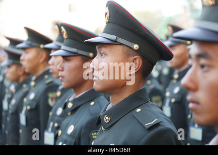 26 novembre 2018 - Shanghai, Shanghai, Chine - HuaiÃ¢â€™an, Chine-plus de 350 nouveaux soldats participent à la cérémonie d'investiture de Huai'an, à l'est ChinaÃ¢â€ Province de Jiangsu. Crédit : SIPA Asie/ZUMA/Alamy Fil Live News Banque D'Images