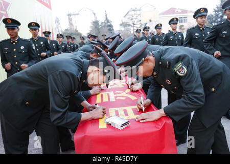 26 novembre 2018 - Shanghai, Shanghai, Chine - HuaiÃ¢â€™an, Chine-plus de 350 nouveaux soldats participent à la cérémonie d'investiture de Huai'an, à l'est ChinaÃ¢â€ Province de Jiangsu. Crédit : SIPA Asie/ZUMA/Alamy Fil Live News Banque D'Images