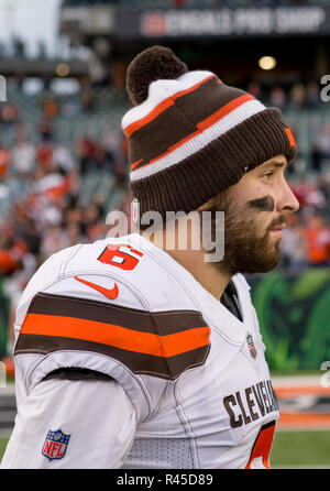 Cincinnati, OH, USA. 25Th Nov, 2018. Le quart-arrière des Cleveland Browns Baker Mayfield (6) attend d'être interviewés après un match entre les Cleveland Browns et les Bengals de Cincinnati le 25 novembre 2018 au Stade Paul Brown à Cincinnati, OH. Adam Lacy/CSM/Alamy Live News Banque D'Images