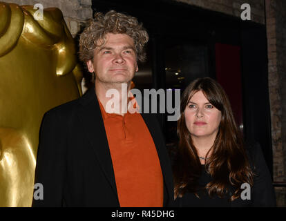 Simon Farnaby et Claire Keelan arrivers à la Children's BAFTA Awards 2018 au Roundhouse le 25 novembre 2018, Londres, Royaume-Uni. Banque D'Images