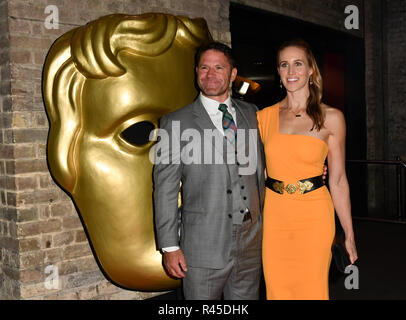 Steve Backshall et Helen Glover arrivers à la Children's BAFTA Awards 2018 au Roundhouse le 25 novembre 2018, Londres, Royaume-Uni. Banque D'Images