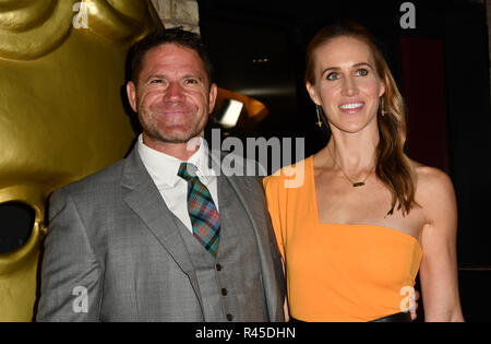 Steve Backshall et Helen Glover arrivers à la Children's BAFTA Awards 2018 au Roundhouse le 25 novembre 2018, Londres, Royaume-Uni. Banque D'Images