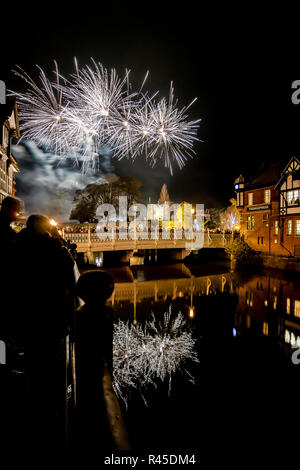 Tonbridge, Kent, Angleterre. 25 novembre 2018. L'artifice en face du château de Tonbridge pelouse pour marquer le pas sur des feux de Noël de Tonbridge. Photo prise à côté de la rivière Medway à Tonbridge Castle dans la distance, la lumière la nuit. Sarah Mott / Alamy Live News Banque D'Images