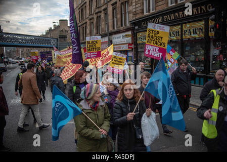 Glasgow, Renfrewshire, UK. 24 Nov, 2018. Vu les manifestants avec des drapeaux et des pancartes pendant la démonstration.Les membres de l'Affronter le racisme a tenu une manifestation contre le racisme à Glasgow et Aberdeen. Credit : SOPA Images/ZUMA/Alamy Fil Live News Banque D'Images