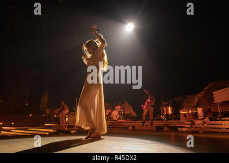 Brighton, Angleterre. 25 novembre 2018, Florence Welch de Florence et la machine exécute au cours de la 'comme l'espoir' UK Tour Au centre de Brighton, Angleterre.© Jason Richardson / Alamy Live News Banque D'Images