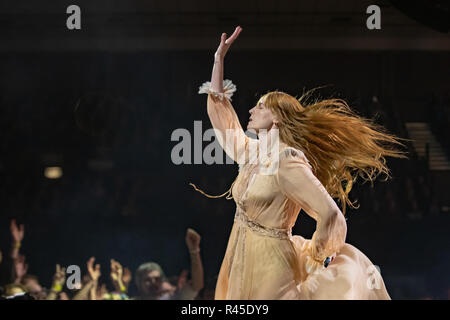 Brighton, Angleterre. 25 novembre 2018, Florence Welch de Florence et la machine exécute au cours de la 'comme l'espoir' UK Tour Au centre de Brighton, Angleterre.© Jason Richardson / Alamy Live News Banque D'Images