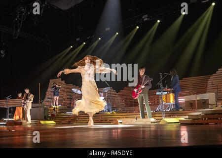 Brighton, Angleterre. 25 novembre 2018, Florence Welch de Florence et la machine exécute au cours de la 'comme l'espoir' UK Tour Au centre de Brighton, Angleterre.© Jason Richardson / Alamy Live News Banque D'Images