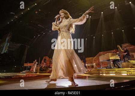 Brighton, Angleterre. 25 novembre 2018, Florence Welch de Florence et la machine exécute au cours de la 'comme l'espoir' UK Tour Au centre de Brighton, Angleterre.© Jason Richardson / Alamy Live News Banque D'Images