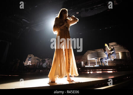 Brighton, Angleterre. 25 novembre 2018, Florence Welch de Florence et la machine exécute au cours de la 'comme l'espoir' UK Tour Au centre de Brighton, Angleterre.© Jason Richardson / Alamy Live News Banque D'Images