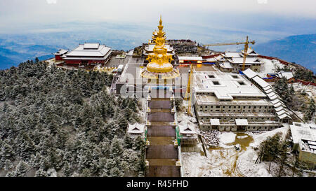 Golden Buddha sur Emeishan ou Emei Mountain, province du Sichuan, Chine Banque D'Images