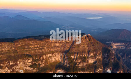 Golden Buddha sur Emeishan ou Emei Mountain, province du Sichuan, Chine Banque D'Images