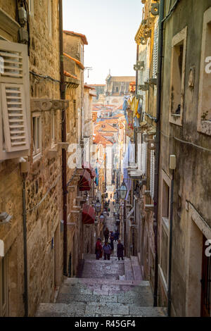 Dubrovnik, Croatie - 20.10.2018 : ruelle médiévale dans la vieille ville de Dubrovnik, Croatie Banque D'Images