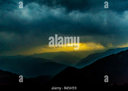 Pir Panjal lever du soleil sur la plage, nuages, pluie, lever du soleil à travers les nuages, le lever du soleil sur l'himalaya, saison des pluies Banque D'Images
