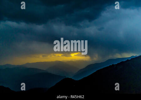 Pir Panjal lever du soleil sur la plage, nuages, pluie, lever du soleil à travers les nuages, le lever du soleil sur l'himalaya, saison des pluies Banque D'Images