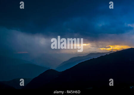 Pir Panjal lever du soleil sur la plage, nuages, pluie, lever du soleil à travers les nuages, le lever du soleil sur l'himalaya, saison des pluies Banque D'Images