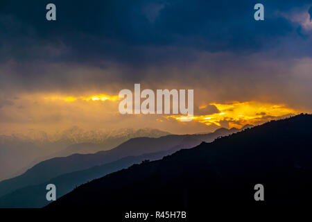 Pir Panjal lever du soleil sur la plage, nuages, pluie, lever du soleil à travers les nuages, le lever du soleil sur l'himalaya, saison des pluies Banque D'Images