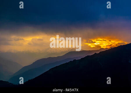 Pir Panjal lever du soleil sur la plage, nuages, pluie, lever du soleil à travers les nuages, le lever du soleil sur l'himalaya, saison des pluies Banque D'Images