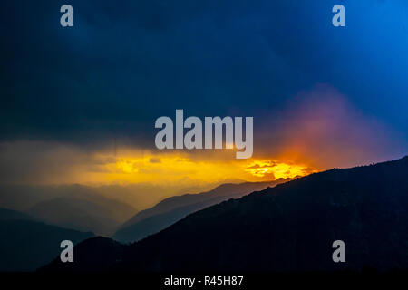 Pir Panjal lever du soleil sur la plage, nuages, pluie, lever du soleil à travers les nuages, le lever du soleil sur l'himalaya, saison des pluies Banque D'Images