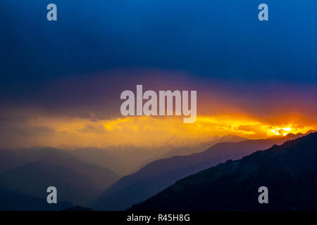 Pir Panjal lever du soleil sur la plage, nuages, pluie, lever du soleil à travers les nuages, le lever du soleil sur l'himalaya, saison des pluies Banque D'Images
