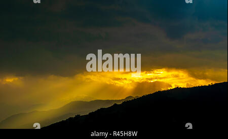 Pir Panjal lever du soleil sur la plage, nuages, pluie, lever du soleil à travers les nuages, le lever du soleil sur l'himalaya, saison des pluies Banque D'Images