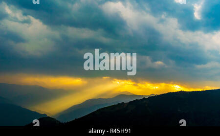 Pir Panjal lever du soleil sur la plage, nuages, pluie, lever du soleil à travers les nuages, le lever du soleil sur l'himalaya, saison des pluies Banque D'Images